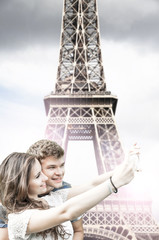giovane coppia si fa un selfie a Parigi