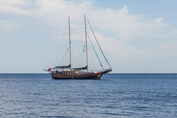 Fototapeta na wymiar white Sailing Ship in the Bokaktorsky Bay. Montenegro.