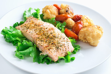 Salmone grigliato con le verdure frittate