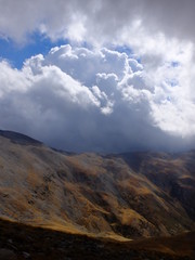 Fototapeta premium nuages et montagne