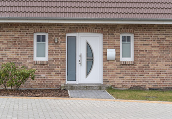 Weiße Haustür mit Glaselementen 
