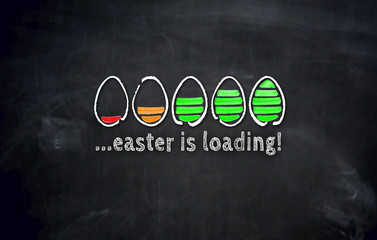 Easter is loading Konzept mit Eiern auf Tafel - 192029869