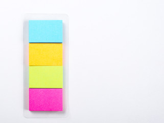 Postit Zettel auf weißen Hintergrund