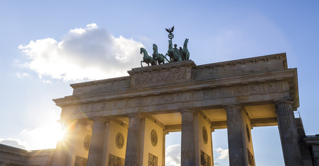 brandenburger tor gate berlin sunrays © Tobias Arhelger