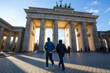 brandenburger tor gate berlin sunrays © Tobias Arhelger