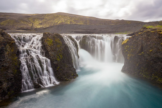 Island, Su&eth;urland, Auf dem Weg nach Fjallabak hielten wir am Sig&ouml;ldufoss, um das atemberaubende blaue Wasser zu bestaunen