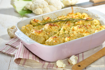 Vegetarischer Blumenkohlauflauf mit Eiern, Joghurt und Käse heiß aus dem Backofen serviert -...