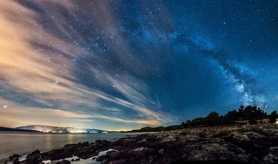  Prachtig landschap van Kroatië, de kust van Kroatië, de zee en de bergen. Melkwegpanorama © hajdar