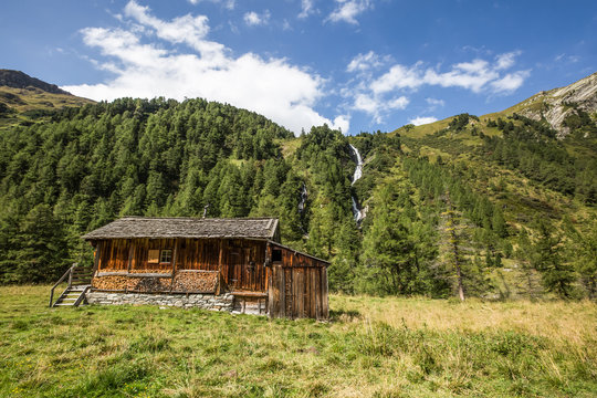 &Ouml;sterreich, Tirol, Lienz, Wandern durch das Tal im Nationalpark Hohe Tauern auf 2000m, Tal des Wassers