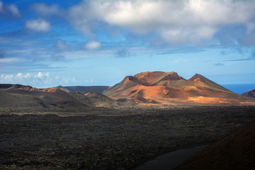 Fototapeta na wymiar Czerwony wulkan, Park Narodowy Timanfaya