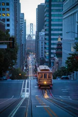 Papier Peint photo San Francisco Téléphérique de San Francisco sur California Street au crépuscule, Californie, USA