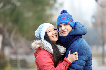 Fototapeta premium Śliczna para w ciepłe ubrania na zewnątrz