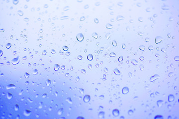 Fototapeta na wymiar drops of water on a window glass