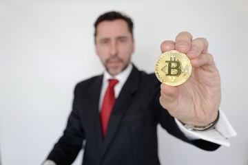 main d'homme bitcoin costume cravate rouge
