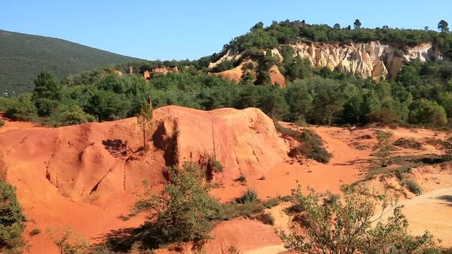 Carri&egrave;res d'ocre dans le paysage proven&ccedil;al