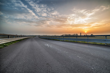 Strada deserta al tramonto