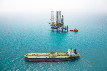 Oil tanker and oil rig in the gulf