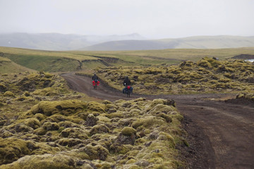 Islandia - rowerzyści na drodze w interiorze © Iwona
