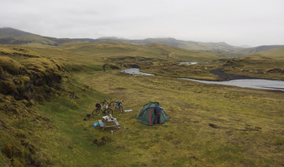 Islandia - biwak nad rzeką w Interiorze © Iwona