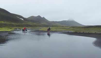 Islandia - rowerzyści przechodzący przez bród w Interiorze © Iwona