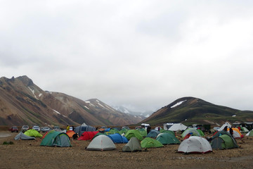 Islandia - Tęczowe Góry Landmannalaugar w interiorze, camping © Iwona
