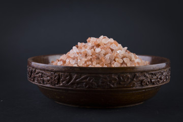 Fototapeta na wymiar pink Himalayan salt inside a wooden bowl