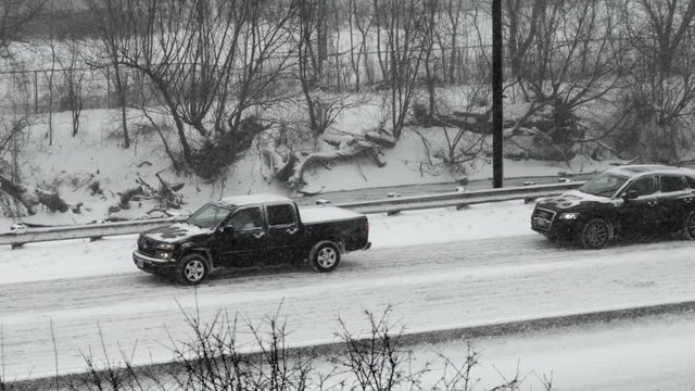 Traffic moves slowly along Don Valley Parkway in snowstorm.