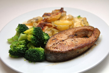 Wildlachs mit Brokkoli und Kartoffelgratin