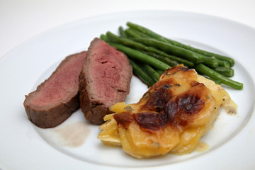 Rinderfilet mit Kartoffelgratin und Bohnen