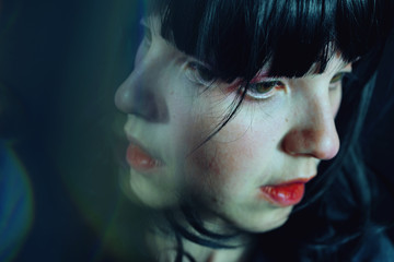 Retrato artístico y conceptual futurista de una chica joven y morena 