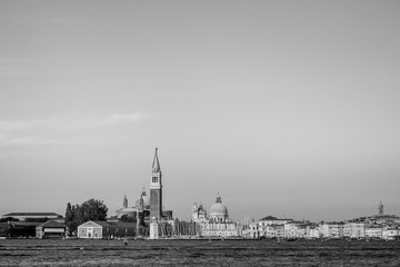 Fototapeta premium Dzwonnica Placu Świętego Marka i Pałacu Dożów, Wenecja Włochy z przystanią dla żaglówek, Symbol Wenecji, Włochy Piękny widok na słynny romantyczny Canal Grande