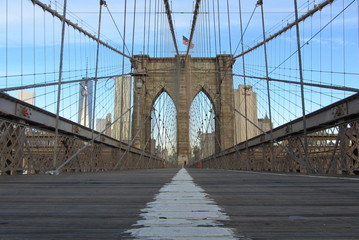 Fototapeta premium Am frühen morgen in New York - ganz alleine auf der Brooklyn Bridge in the early morning