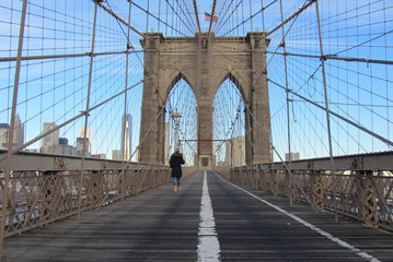 Fototapeta na wymiar Brooklynbridge in New York Frau spaziert alleine auf der Brücke 