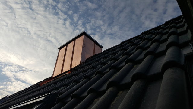 Kamin mit kupfer verkleidet Dach mit schwarzen Ziegeln