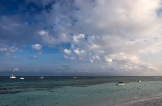 Fototapeta Dawn over the ocean. Boats and yachts in the coastal waters.