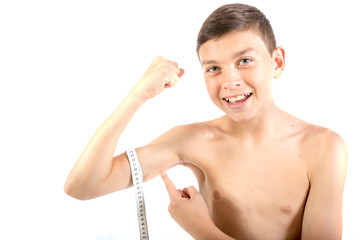 Obraz premium Teenage boy measuring his bicep