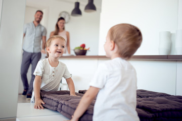 Obraz premium Mały chłopiec patrzy w lustro.