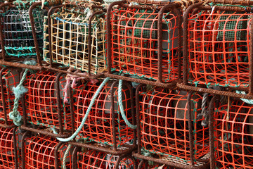 Obraz premium nasas de pesca apiladas en el puerto de Vigo