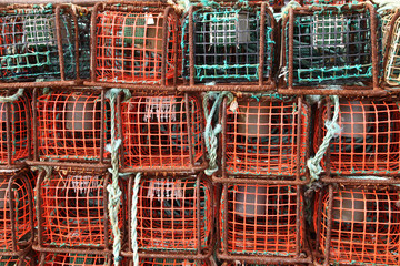 nasas de pesca apiladas en el puerto de Vigo