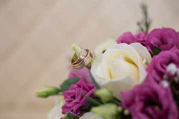 Bridal bouquet and rings of newlyweds
