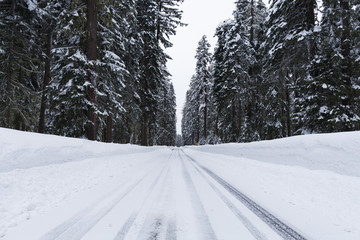 Obraz premium Snowy road with icy conditions