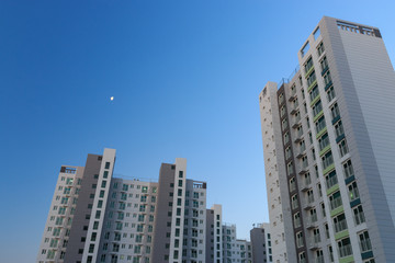 Fototapeta na wymiar Korean apartment tower in front of a blue sky
