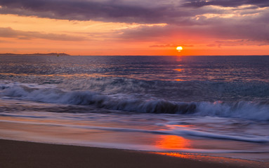 Wundervoller farbenfroher Sonnenaufgang an der Costa Daurada Sommer Urlaub 