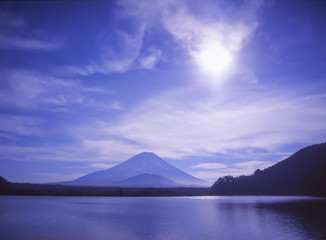 Fototapeta na wymiar 富士山・午後の精進湖