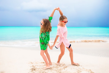 Naklejka premium Kids having fun at tropical beach during tropical summer vacation playing together at beach
