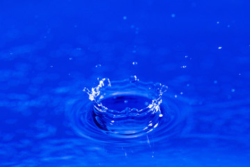 Wassertropfen beim Eintreten ins Wasser