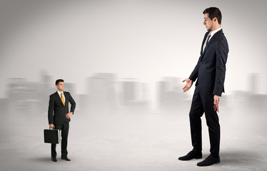 Fototapeta premium Gigantyczny biznesmen boi się małego wykonawcy