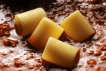 Mezze maniche rigate pasta della cucina italiana Italian cuisine Italienische Küche Gastronomía...
