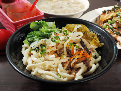 Chinese tradition food - dry noodles    
