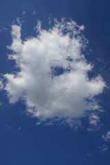 青空と雲「雲の風景」縦写真・キャッチコピースペースあり